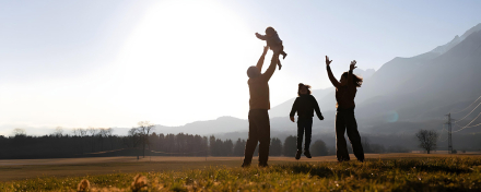 Familia disfrutando de un viaje en mini caravana