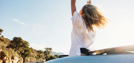 Mujer disfrutando de un viaje en caravana