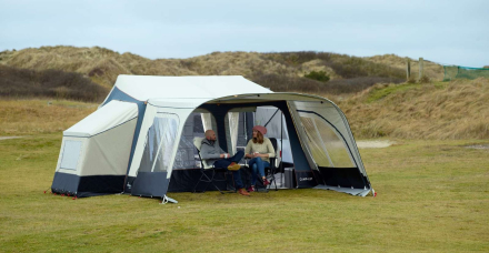 Pareja en Camp-Let North en una estancia al aire libre