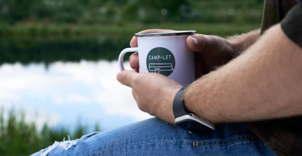 Viajero sosteniendo una taza de café