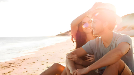 Pareja disfrutando de unas vacaciones en la playa