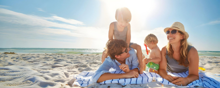 Familia al completo disfrutando de unas vacaciones en la playa