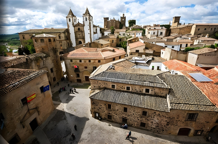 Un paseo por Extremadura en mini caravana. Calle empedrada del casco antiguo de Cáceres con palacios medievales.