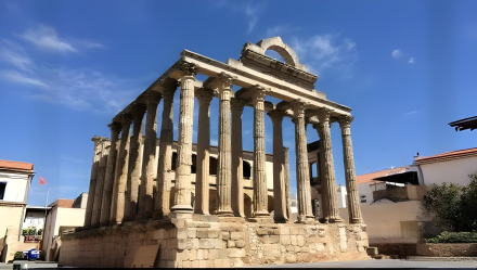 Templo de Diana en Mérida iluminado al mediodía.