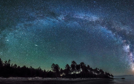 Cielo estrellado que ayuda a descansar mejor en una minicaravana