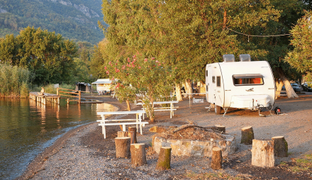 Vive la experiencia de la pesca con tu mini caravana