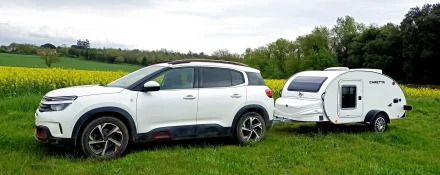 Ventajas de maniobrabilidad de una mini caravana frente a una autocaravana