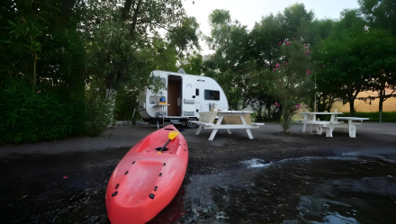 Ventajas de maniobrabilidad de una mini caravana frente a una autocaravana