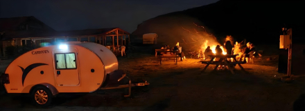 Minicaravana Caretta al anochecer, lista para disfrutar de noches mágicas en familia
