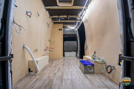 Personalizar una mini caravana frente a una camper