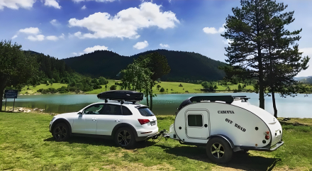 Caretta Off Road frente a un lago