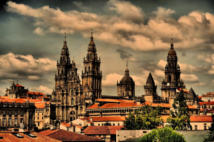Catedral de Santiago de Compostela y calles del casco antiguo.