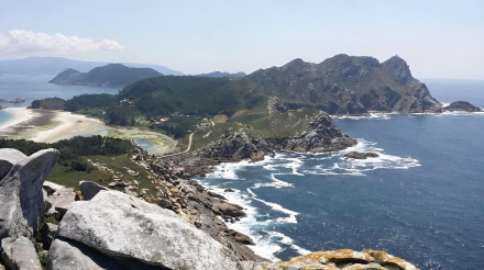 Playa de arena blanca y aguas cristalinas en las Islas Cíes.