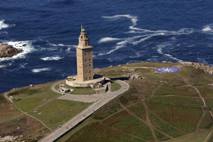 Torre de Hércules frente al mar en A Coruña.
