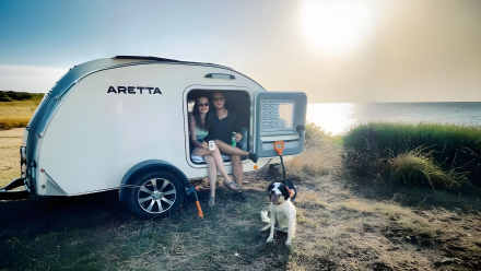 Cita perfecta en una mini caravana