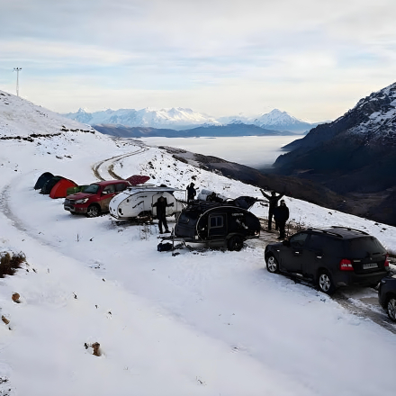Minicaravana nueva en la nieve