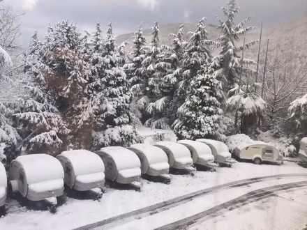 Acampar con tu mini caravana en invierno