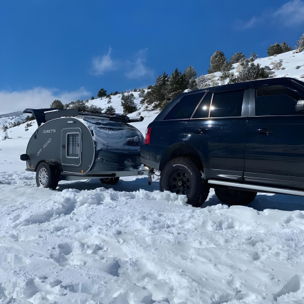 Mini caravana en la nieve