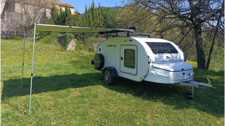 Minicaravana Caretta 1500 con un toldo de verano