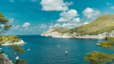 Vistas al mar desde la montaña - De la playa a la montaña en minicaravana