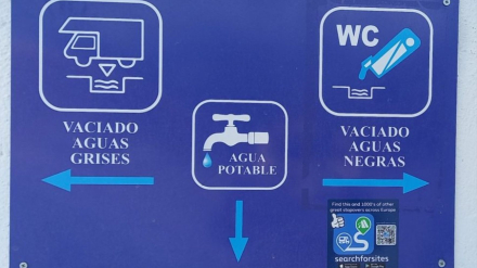 Cartel con indicaciones para vaciar aguas grises, aguas negras y rellenar agua potable en área de servicio para caravanas