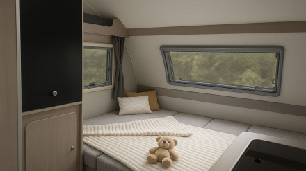 Interior de una minicaravana Caretta con ventanas equipadas con mosquiteras y oscurecedores.