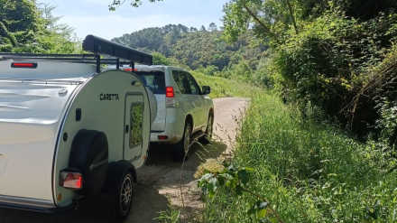 minicaravana Caretta en ruta rodeada de naturaleza,