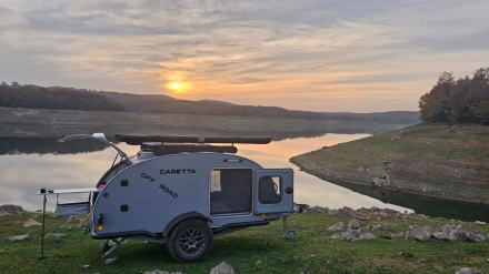 Caretta off road en un lago sin gente