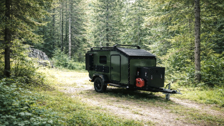 Minicaravana teardrop en el bosque