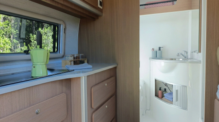 Detalle del baño compacto de una minicaravana con lavabo y ducha