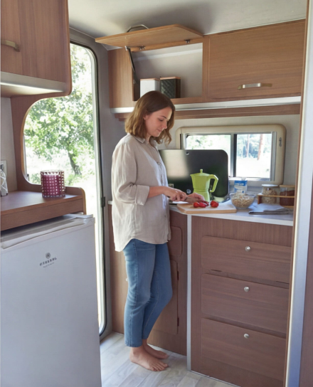 Interior de caravana Caretta compacta con cocina integrada y zona de descanso