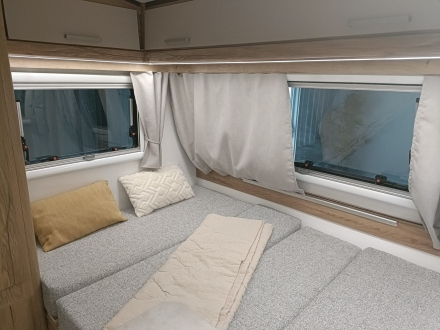 Minicaravana con cama amplia pensada para una pareja alta