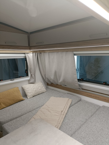 Minicaravana MICRAVAN con cama amplia pensada para una pareja alta