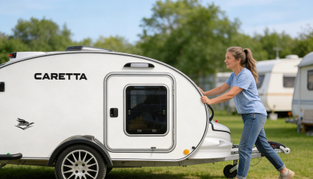 Caretta Mini moviéndose a mano en un camping