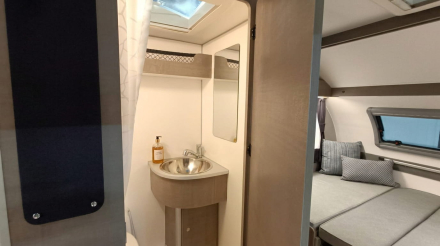 Interior de una minicaravana Caretta con baño y planteamiento más autónomo