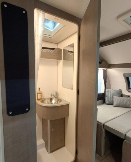 Interior de una minicaravana Caretta Uncle con baño y planteamiento más autónomo