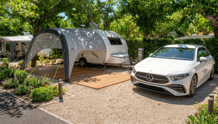 Entorno de camping con estética cuidada, confort y ambiente actual