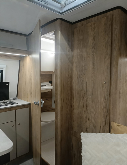 Minicaravana Bambina con baño y relación con la familia MICRAVAN N126