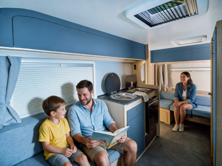 interior de una caravana pequeña para 3 personas