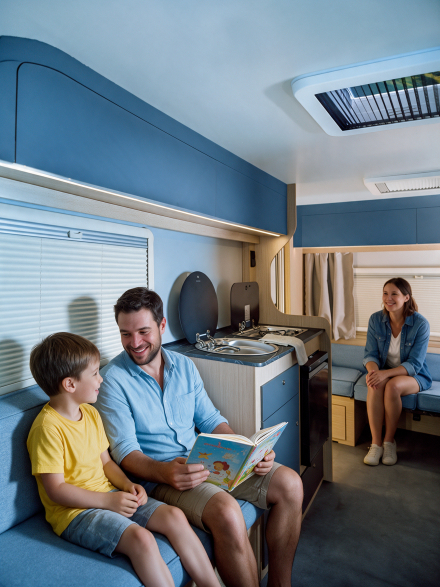interior de una caravana pequeña para 3