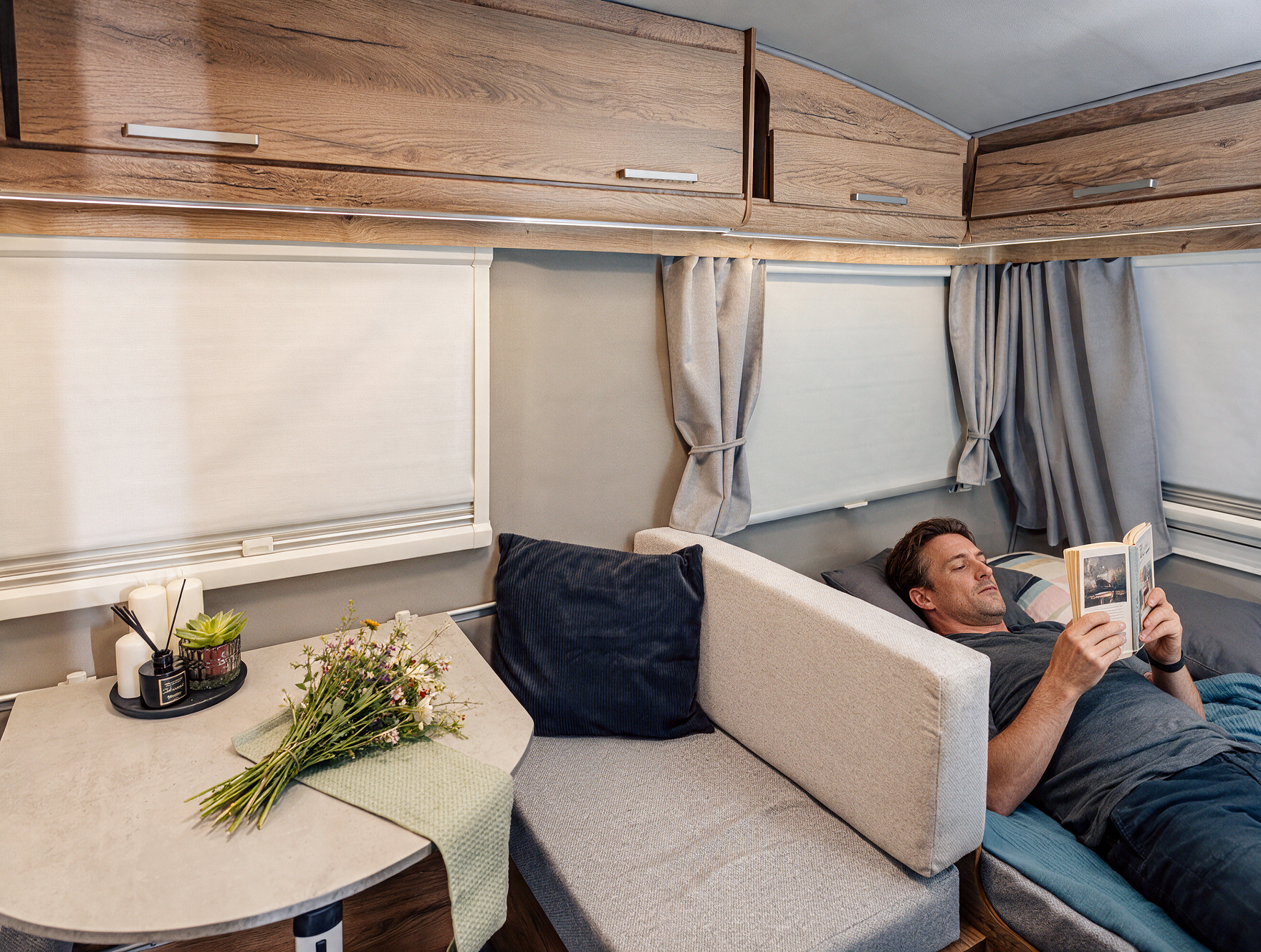 caravana con cama fija preparada para dormir
