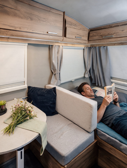 Interior caravana con cama fija
